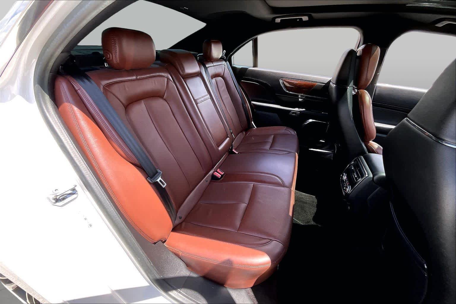 Used 2018 White Platinum Tri-Coat Lincoln Reserve image 20