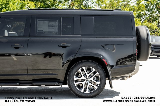 Used 2025 Santorini Black Metallic Land Rover X-Dynamic SE image 11