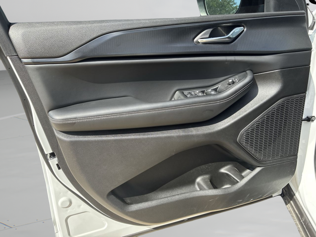 New 2025 Bright White Clear-Coat Exterior Paint Jeep Laredo image 29
