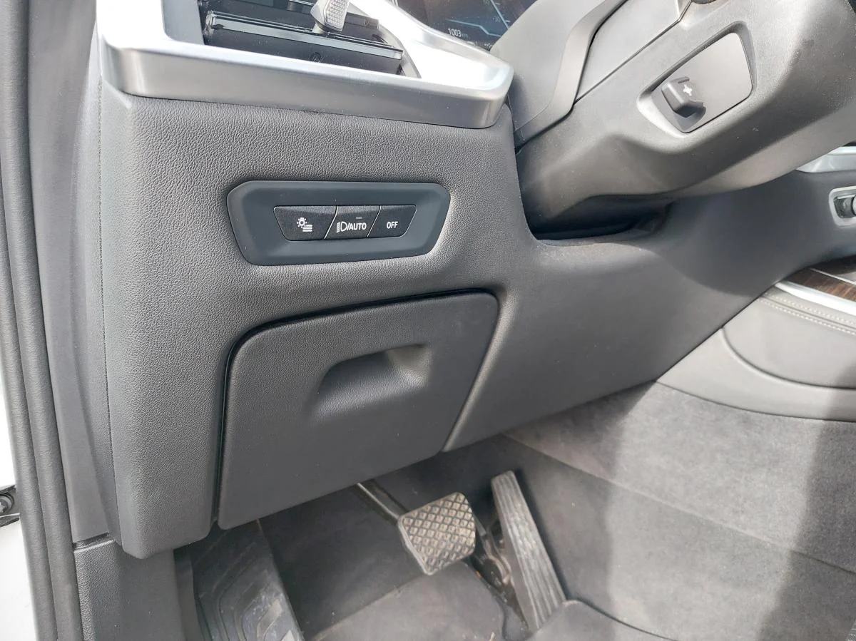 Used 2024 White BMW xDrive40i Sports Activity Vehicle image 15