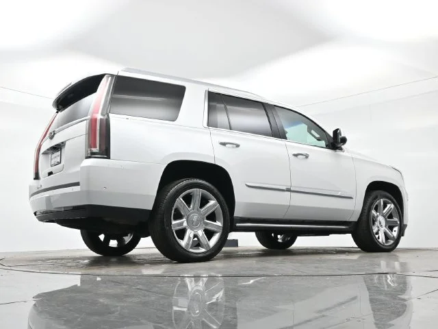 Used 2018 CRYSTAL WHITE TRICOAT Cadillac Luxury image 32