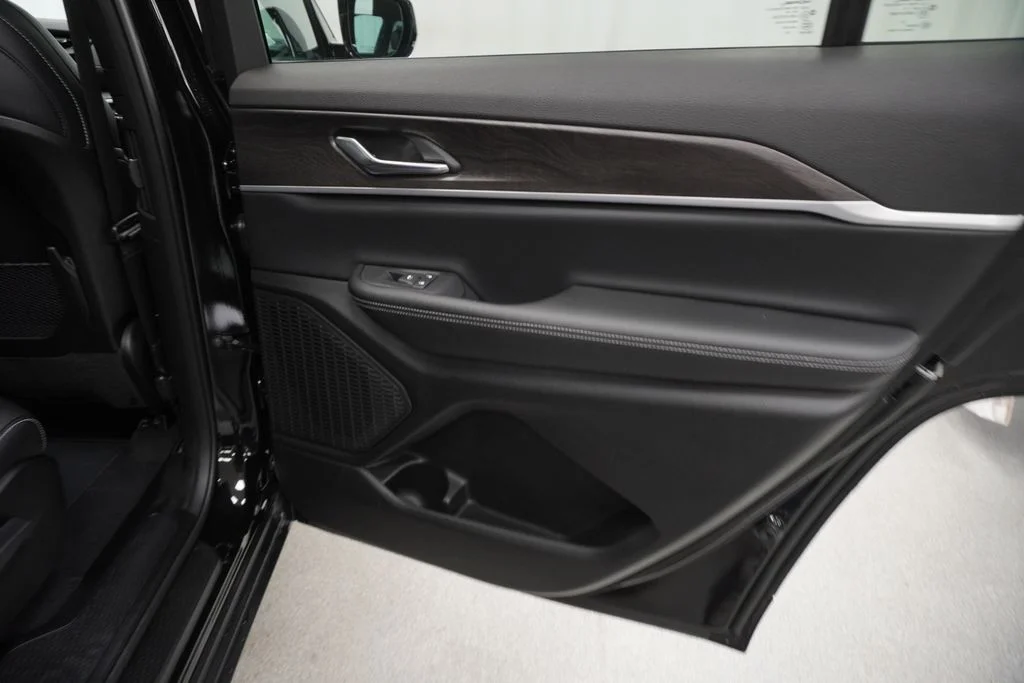 New 2026 Diamond Black Crystal Pearl-Coat Exterior Paint Jeep Altitude image 33