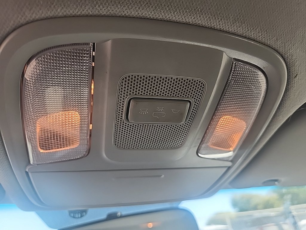 Used 2022 White Kia LX image 25