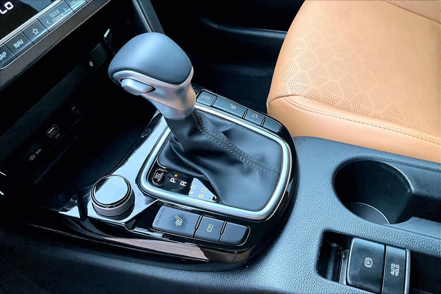 New 2024 Snow White Pearl Kia SX image 16