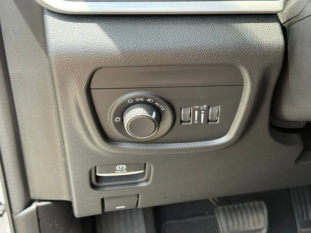 Used 2023 Silver Jeep Altitude X image 18