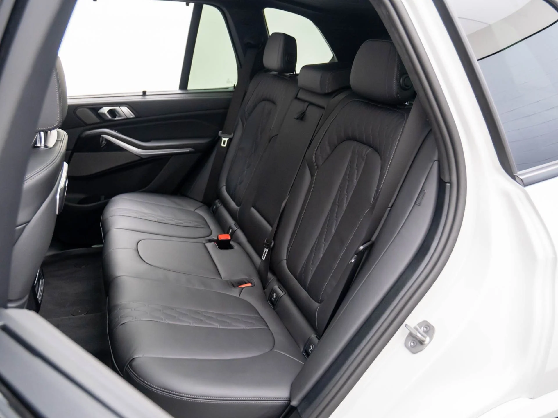 New 2026 White BMW xDrive40i image 17