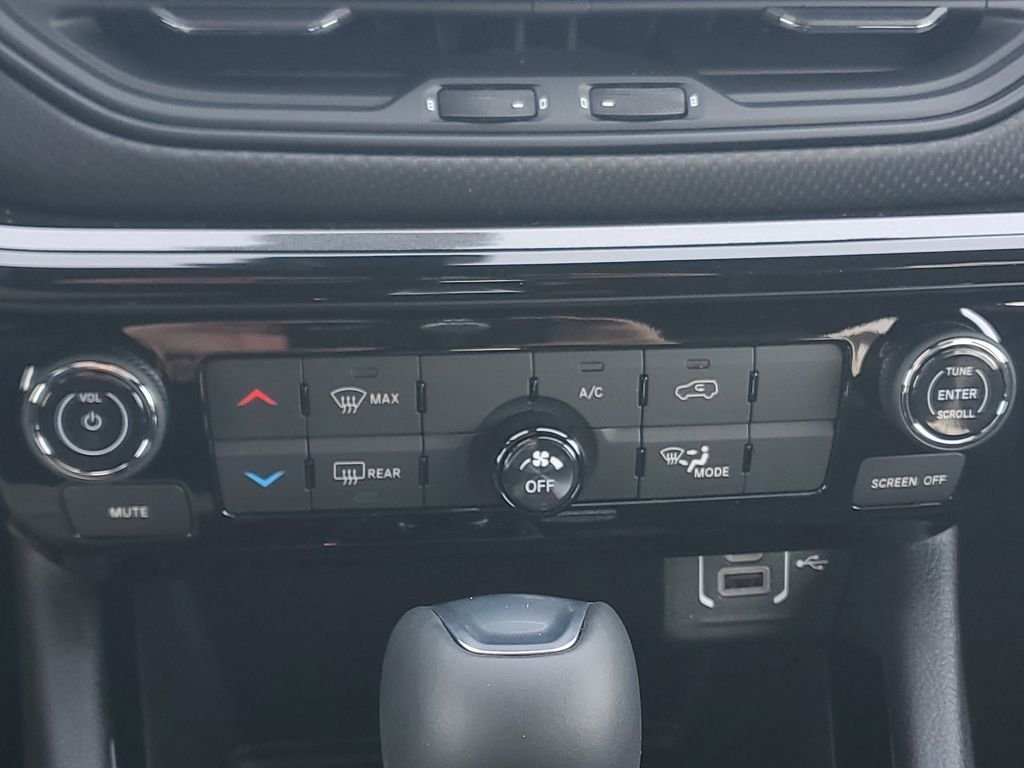 New 2026 Red Hot Pearlcoat Jeep Latitude image 27