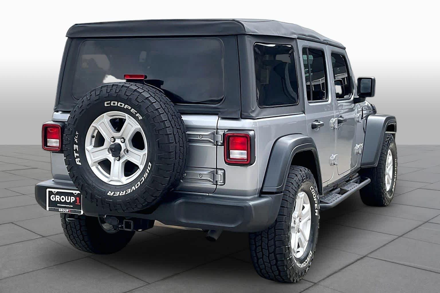 Used 2018 Billet Silver Metallic Clearcoat Jeep Sport S image 12