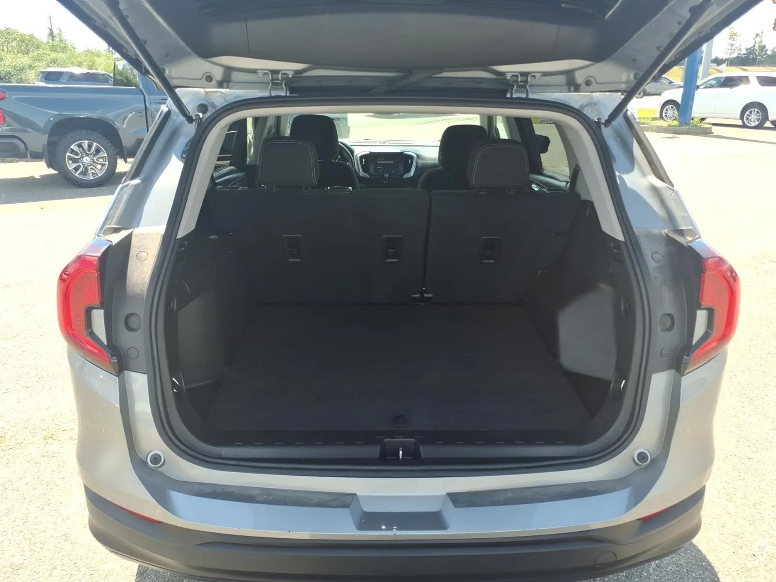 Used 2024 Sterling Metallic GMC SLE image 12
