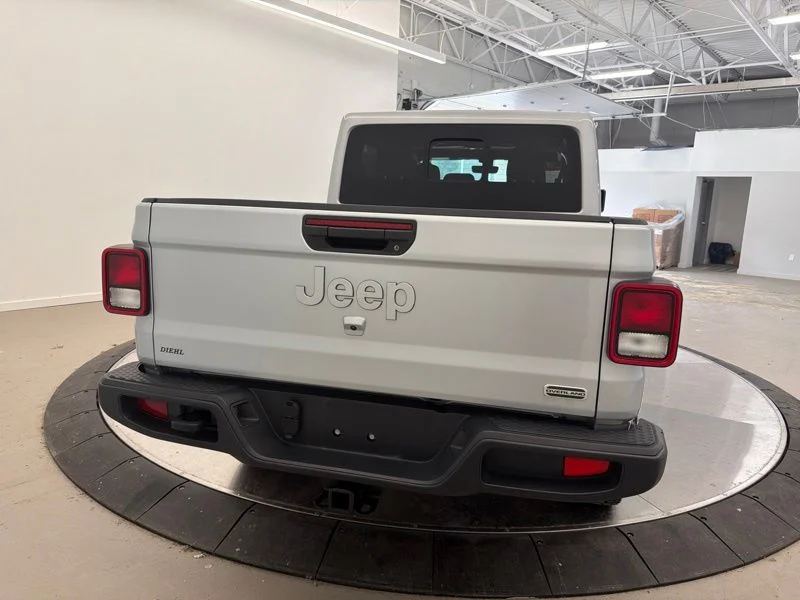 Used 2022 Silver Jeep Overland image 4