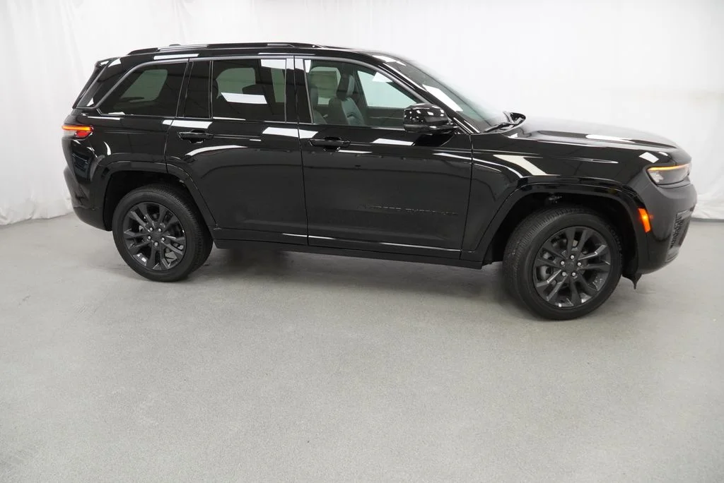 New 2026 Diamond Black Crystal Pearl-Coat Exterior Paint Jeep Limited Reserve image 12