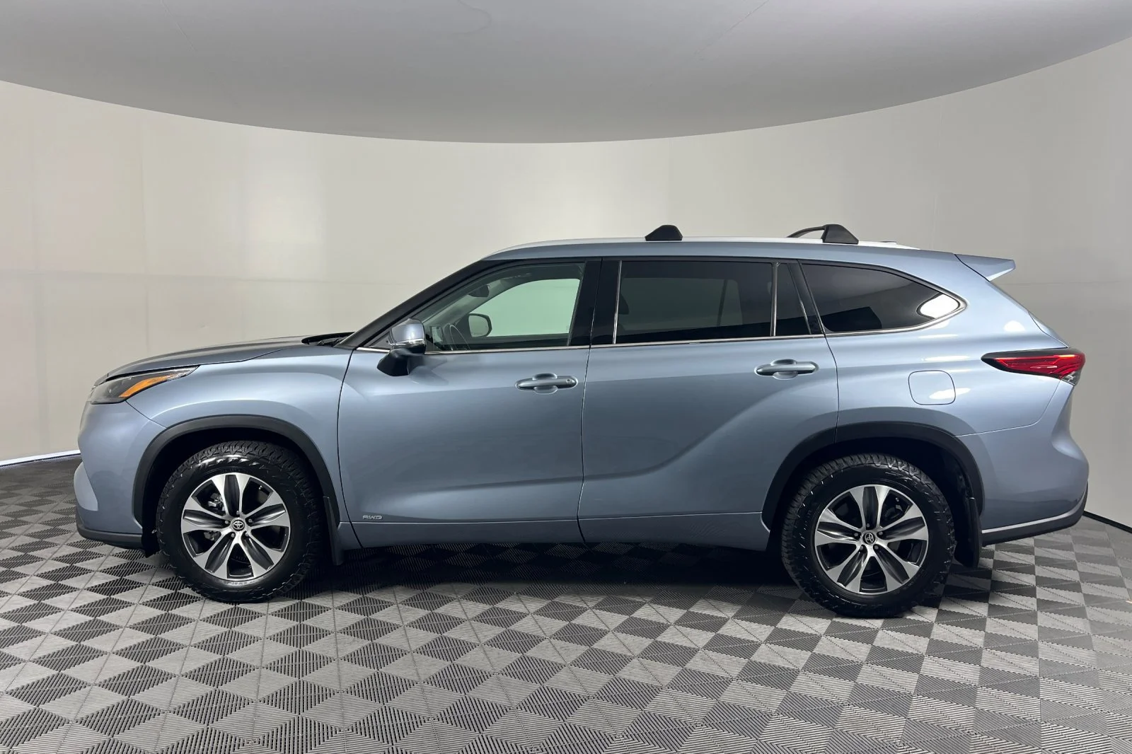 Used 2022 Moon Dust Toyota Hybrid XLE image 6