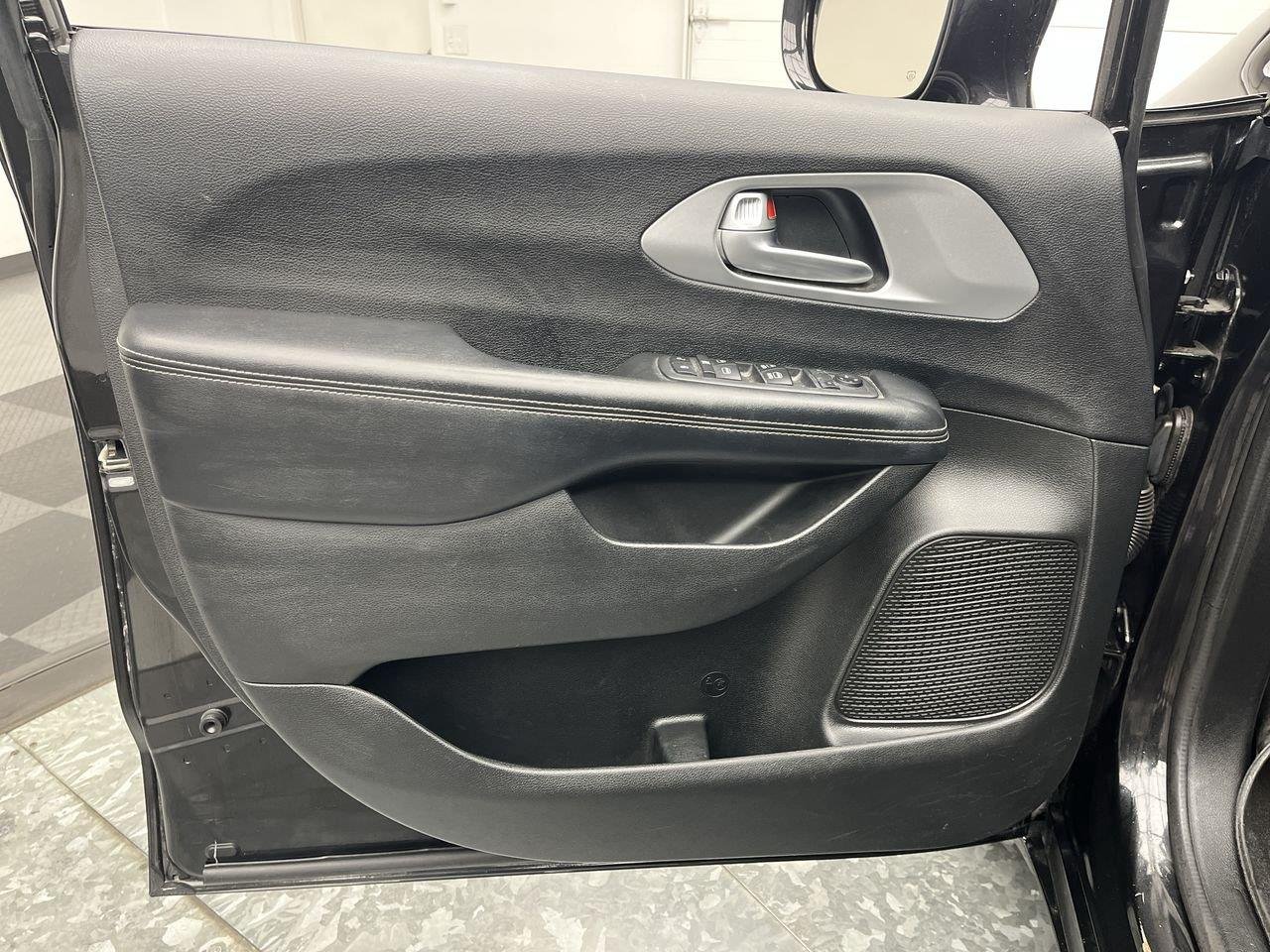 Used 2018 Brilliant Black Crystal Pearlcoat Chrysler Touring Plus image 7