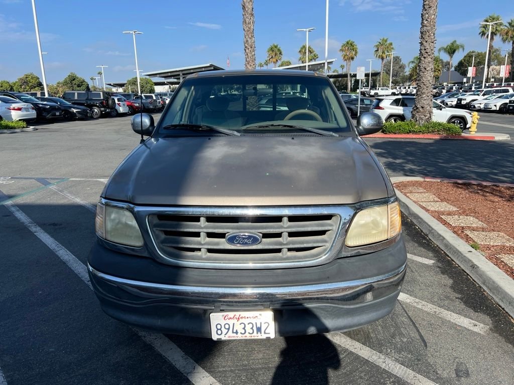 Used 2001 Gold Ford Lariat image 2