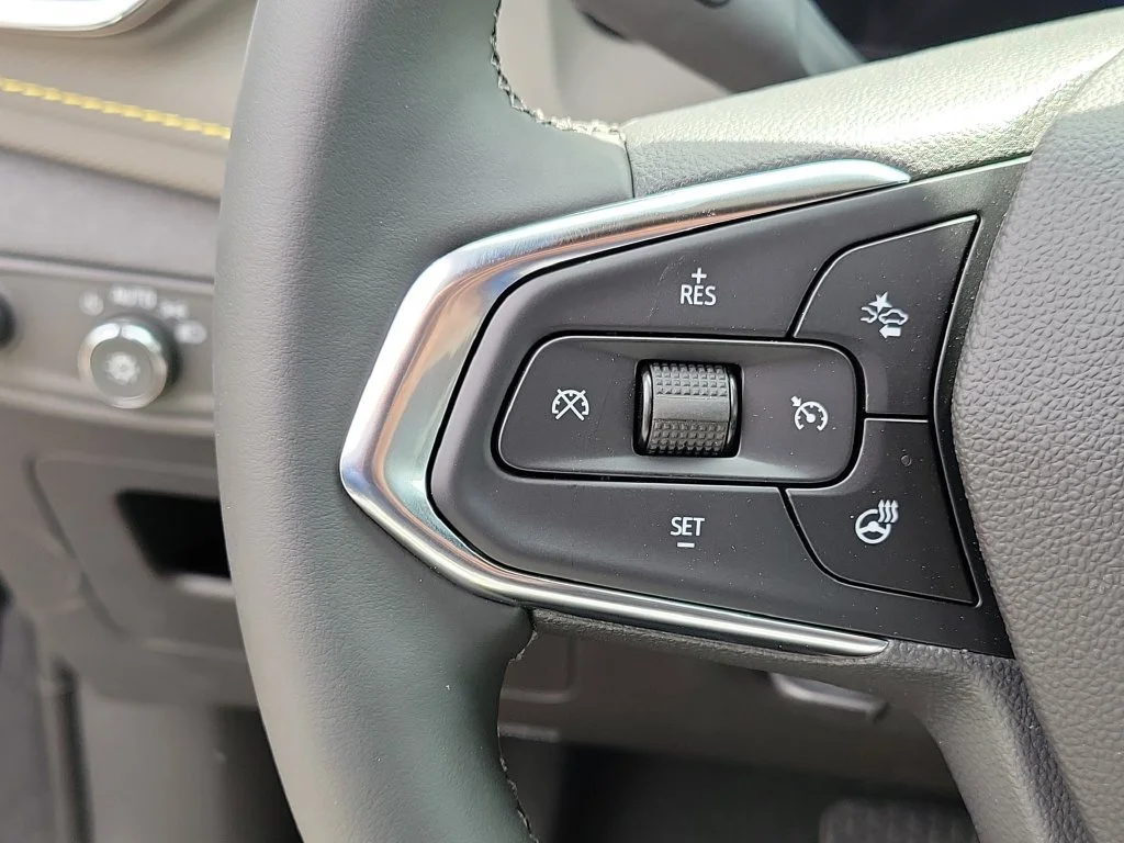 New 2026 Mosaic Black Metallic Chevrolet ACTIV image 9