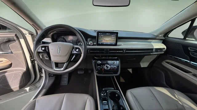 Used 2022 White Lincoln Standard image 16