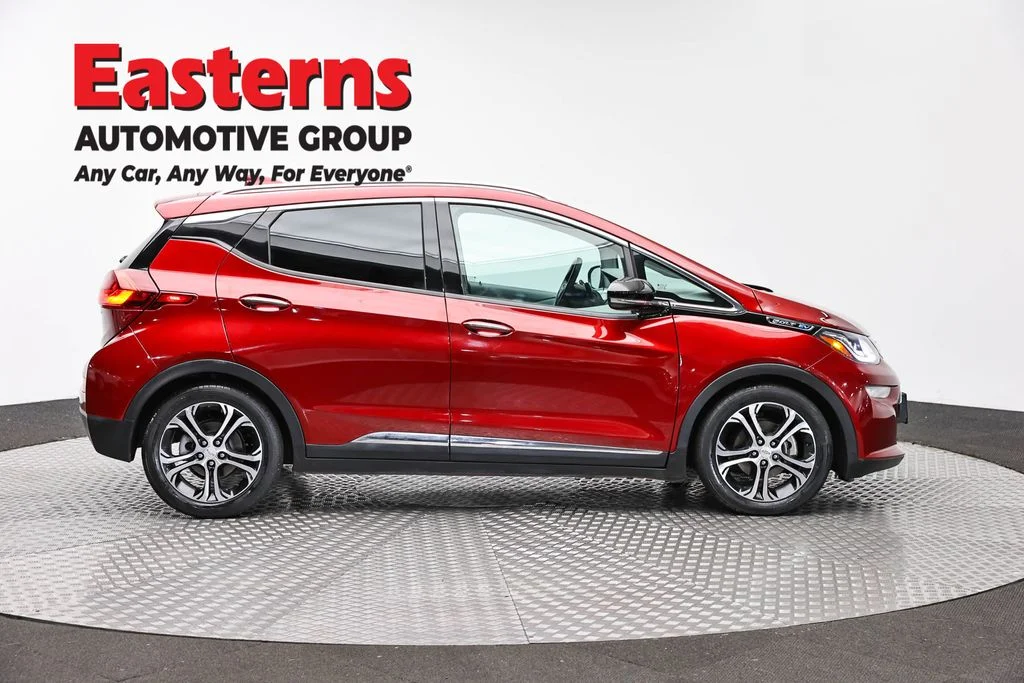 Used 2018 Red Chevrolet Premier image 4