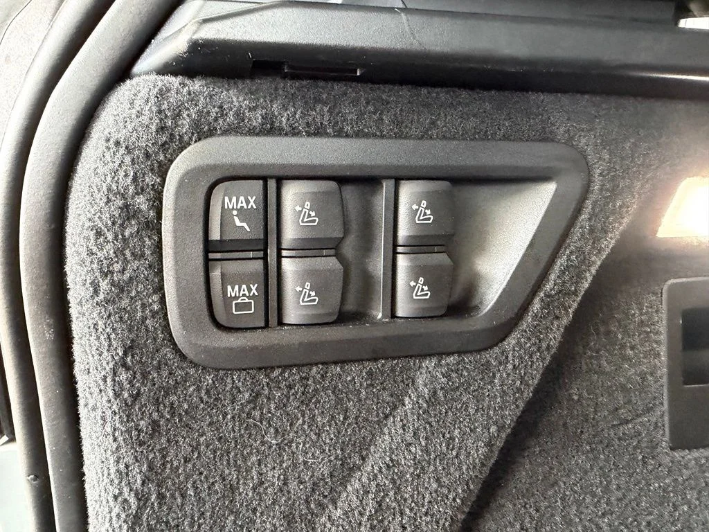 Used 2023 Gray BMW xDrive40i image 41