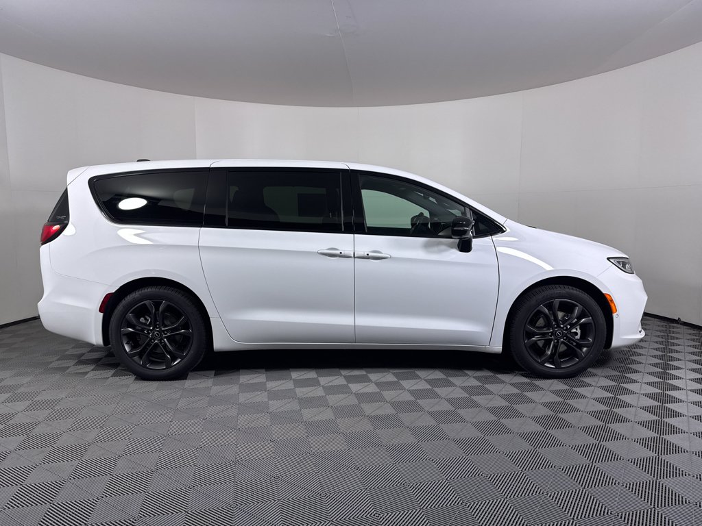 New 2026 Bright White Clear-Coat Exterior Paint Chrysler Select image 17