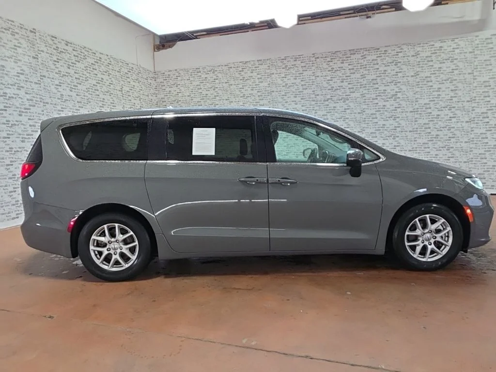 Used 2023 Ceramic Gray Clearcoat Chrysler Touring L image 6