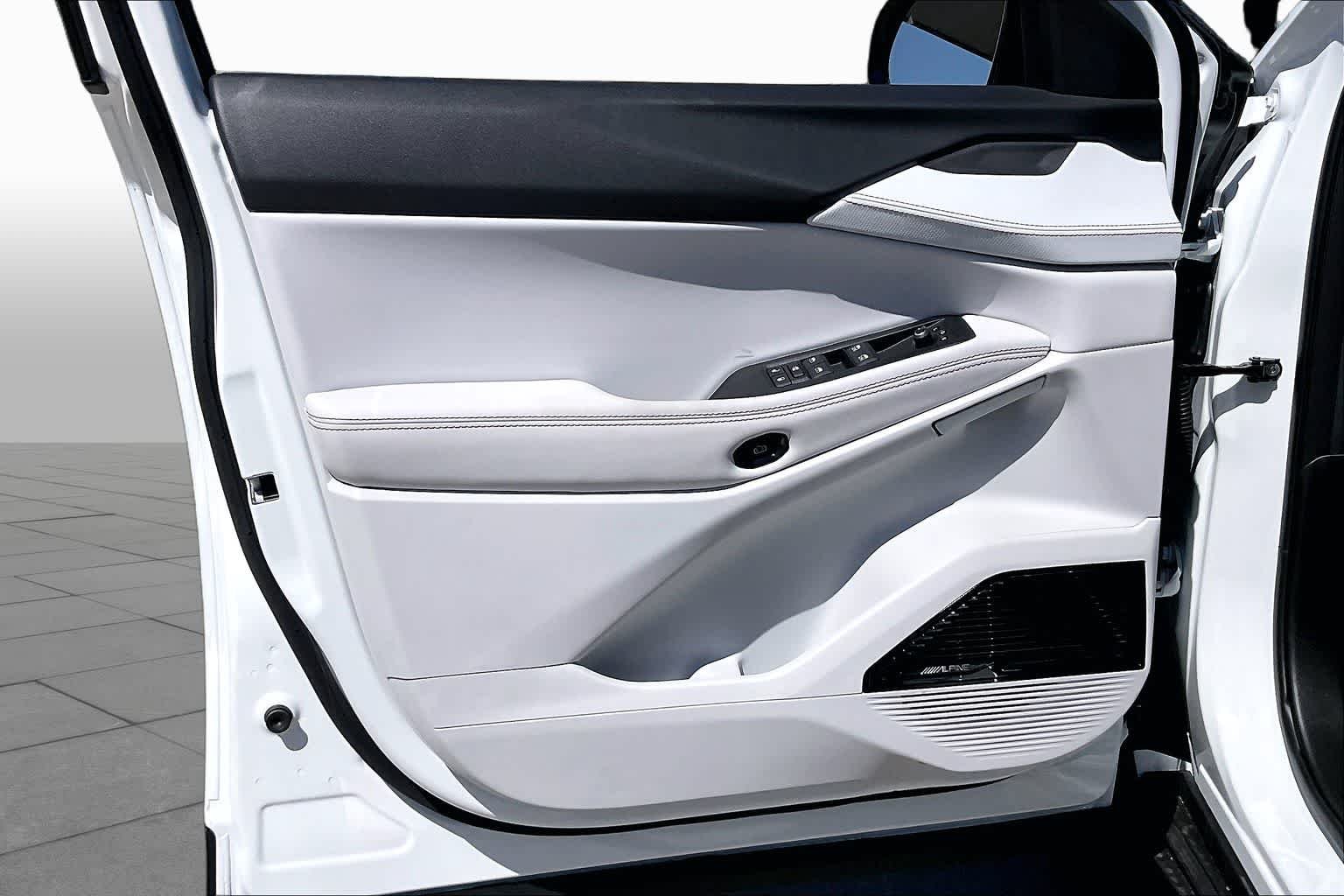 New 2026 Bright White Clear-Coat Exterior Paint Jeep Limited image 10