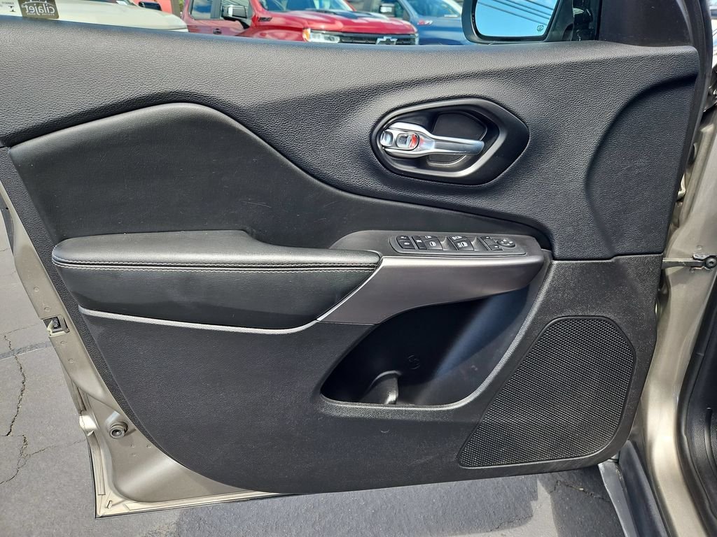 Used 2020 Light Brownstone Pearlcoat Jeep Latitude Plus image 10
