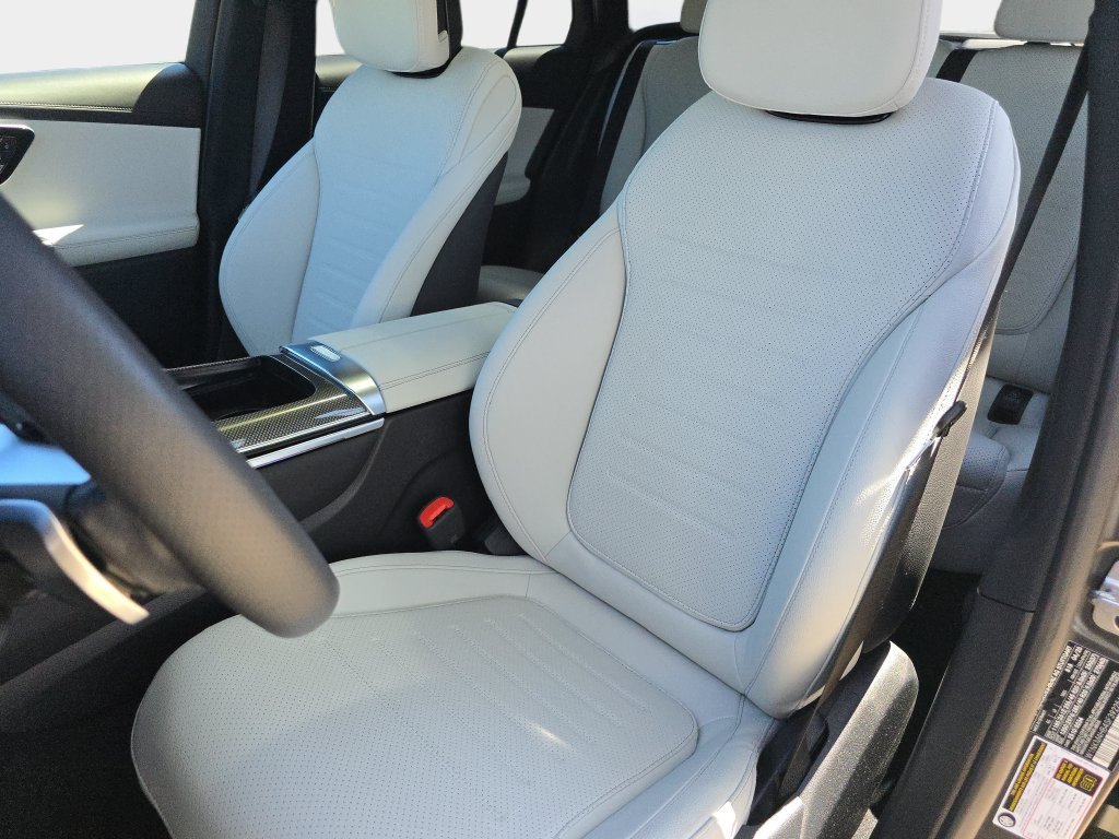 Used 2025  Mercedes-Benz GLC 300 image 18