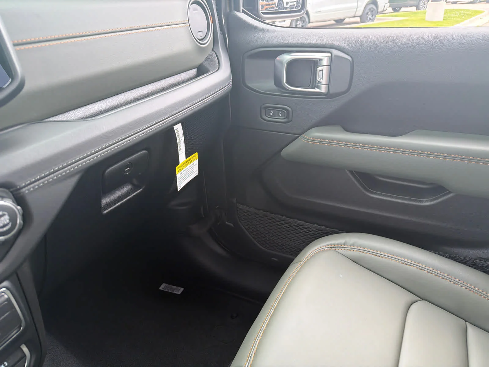New 2026 Granite Crystal Metallic Clearcoat Jeep Mojave X image 28