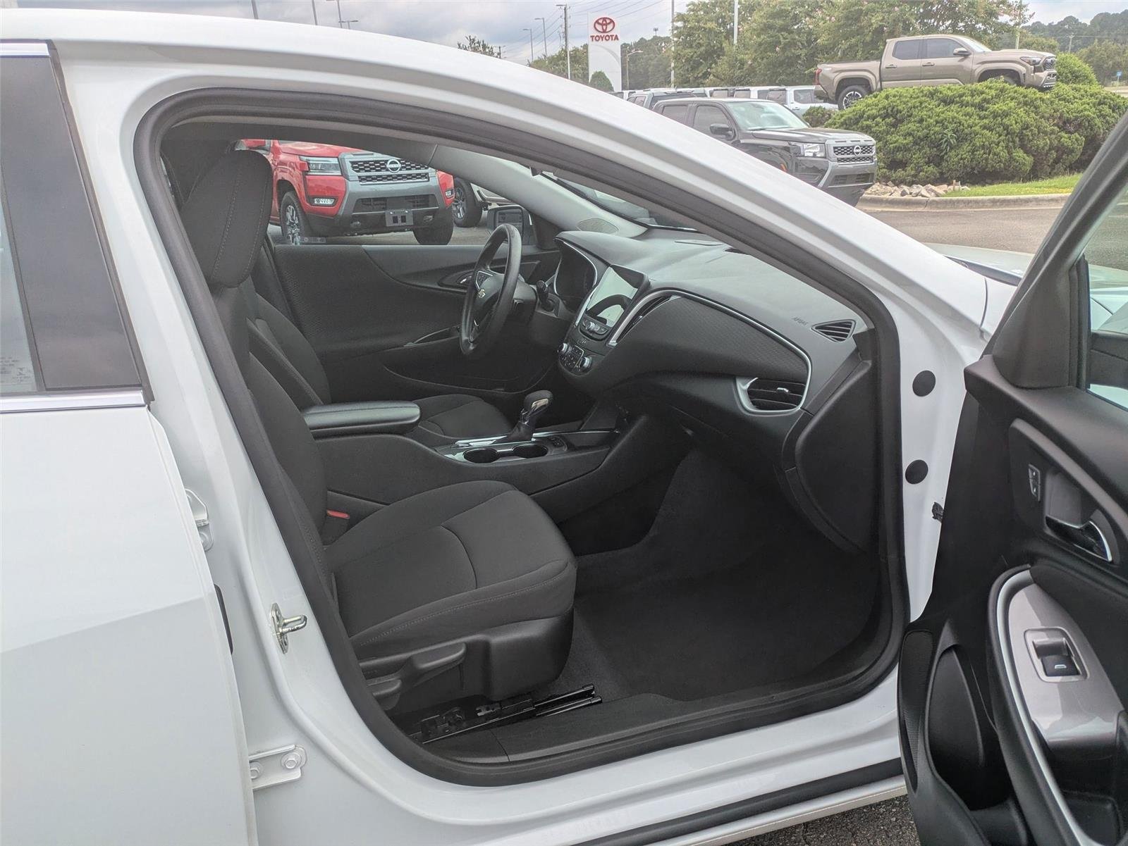 Used 2024 Summit White Chevrolet LT image 33