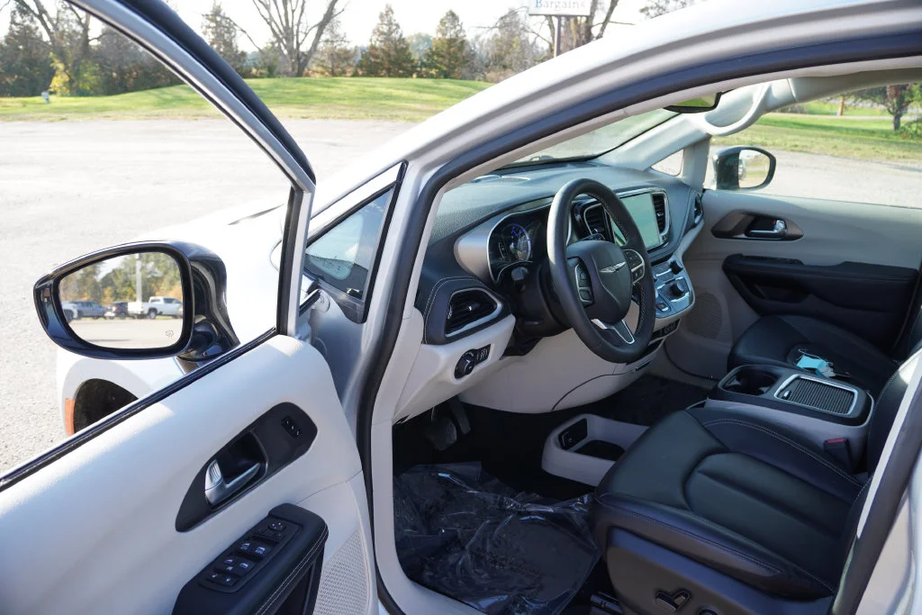 Used 2024 Silver Chrysler Select image 15