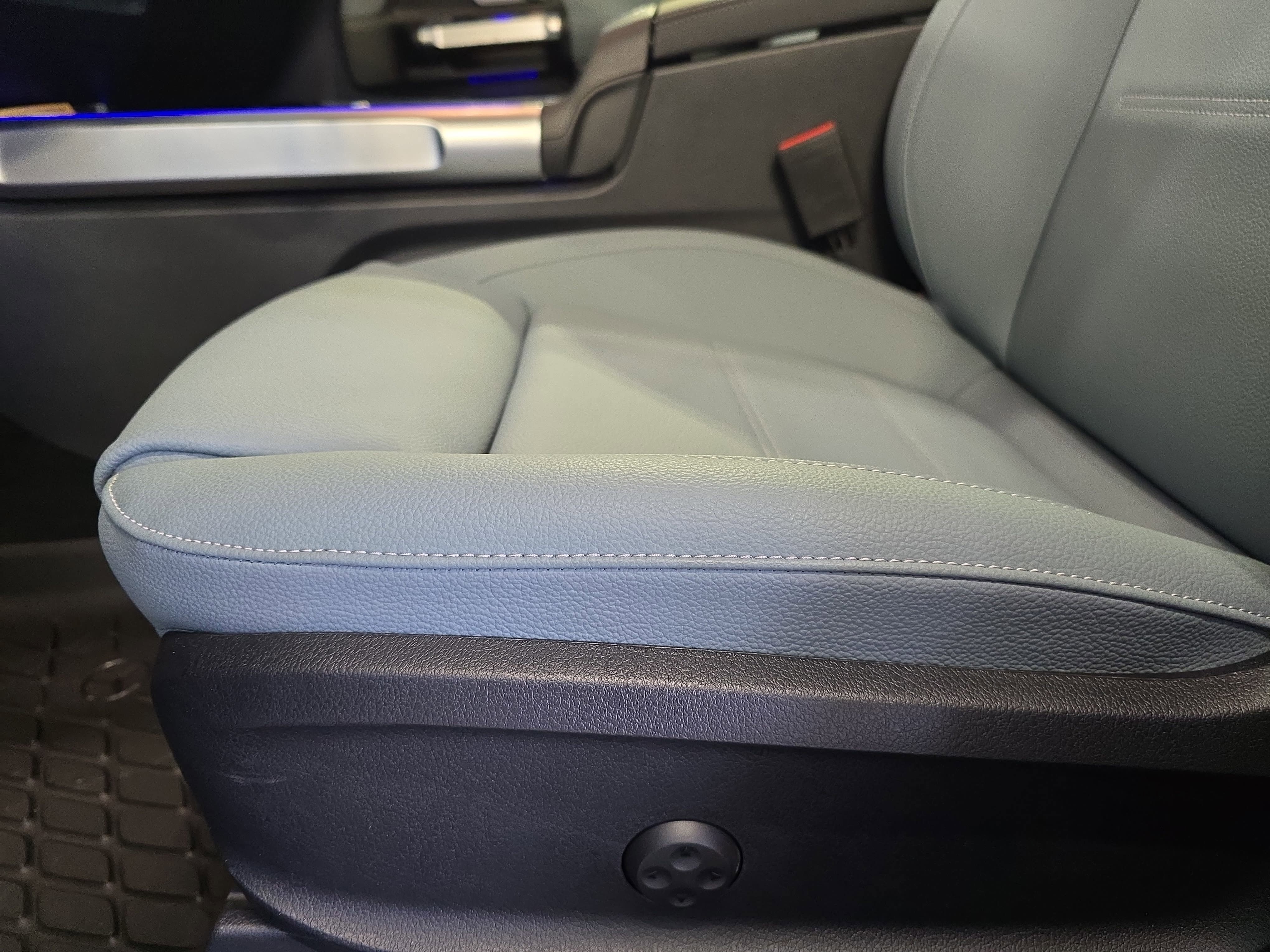 New 2026 Starling Blue Metallic Mercedes-Benz GLB250 image 29