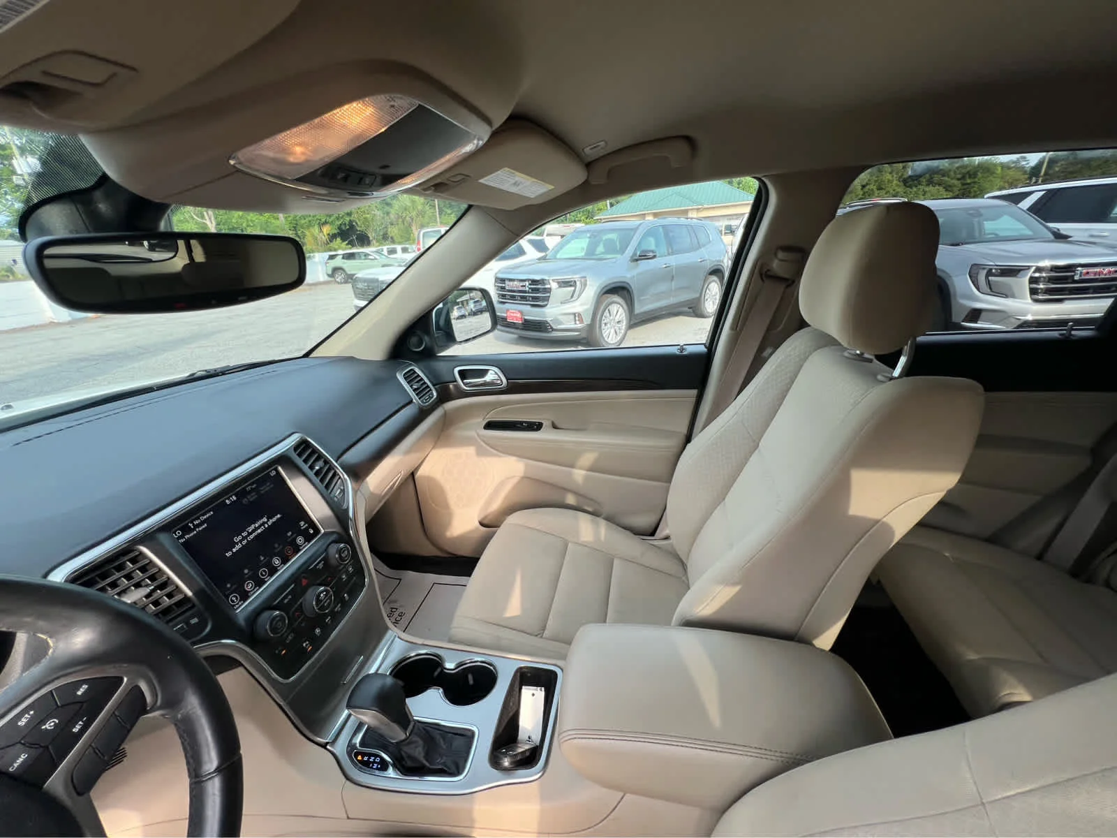 Used 2018  Jeep Laredo E image 8