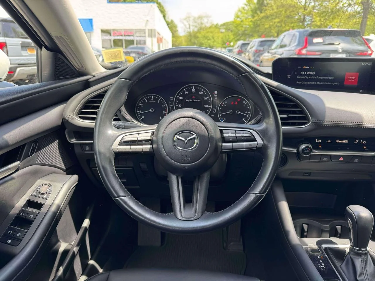 Used 2021 Snowflake White Pearl Mica Mazda Select image 24