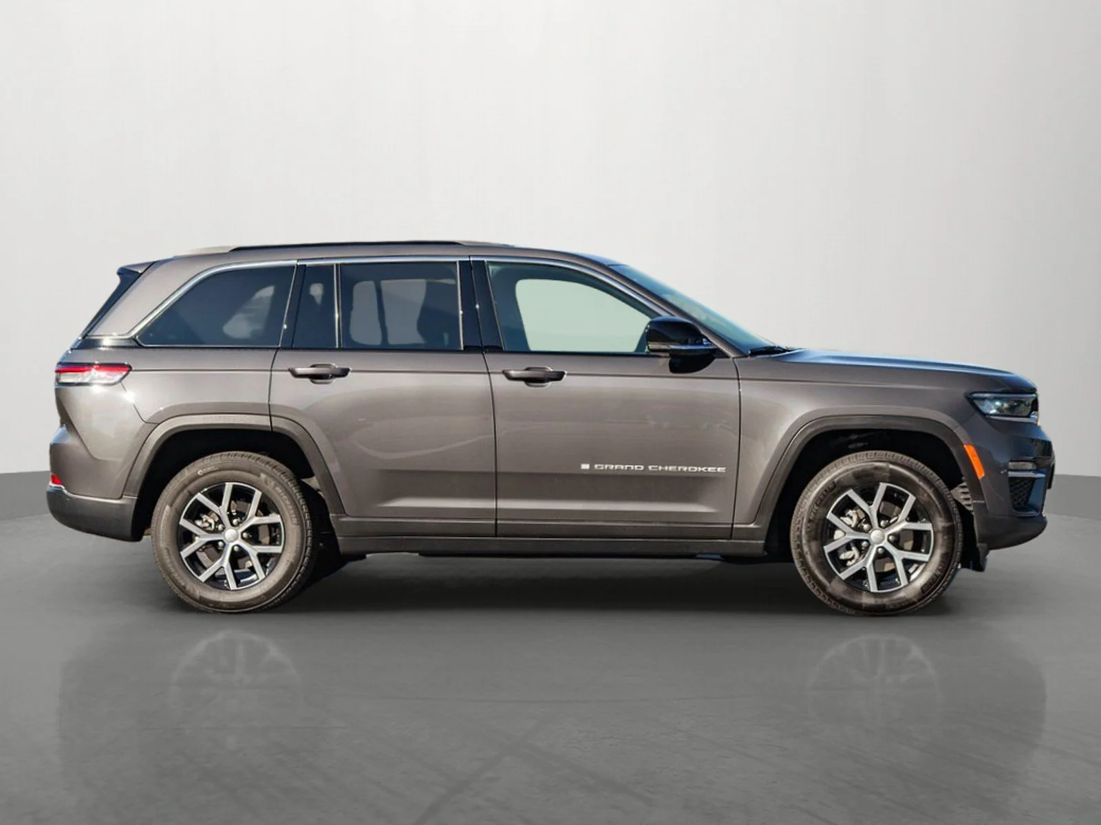 Used 2025 Baltic Gray Metallic Clearcoat Jeep Limited image 9