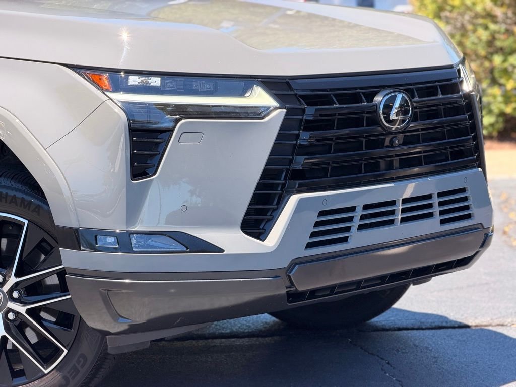 Used 2024  Lexus 550 Premium+ image 8