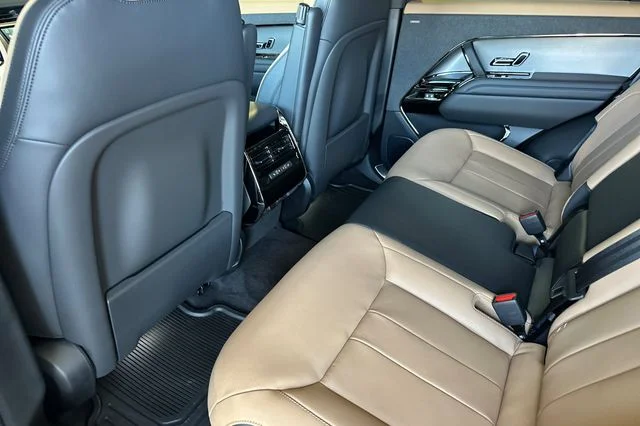 New 2026 Santorini Black Land Rover Dynamic SE image 11