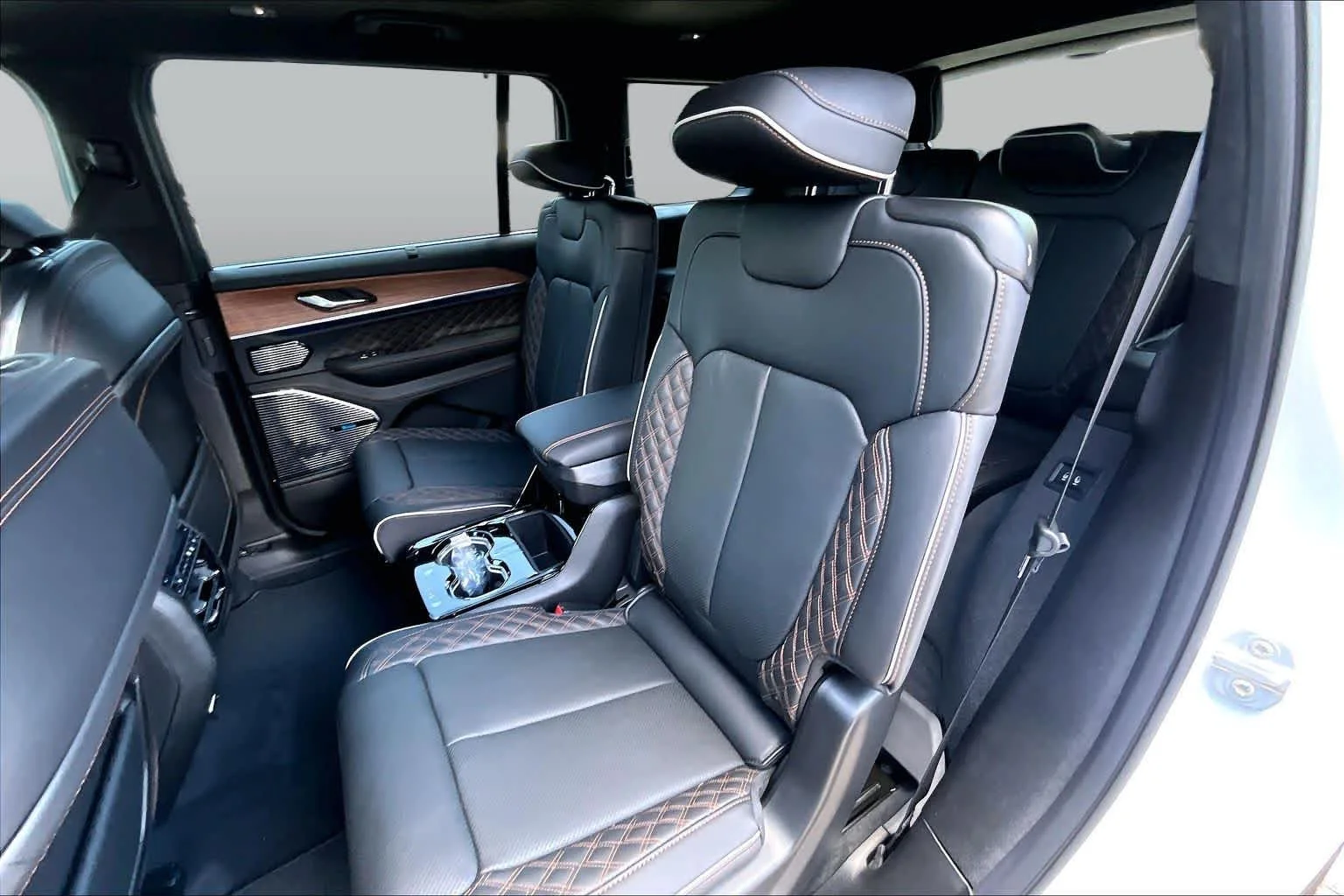 New 2026 Bright White Clear-Coat Exterior Paint Jeep Summit image 21