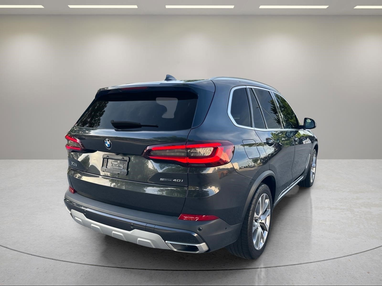 Used 2022 Dark Graphite Metallic BMW sDrive40i image 5