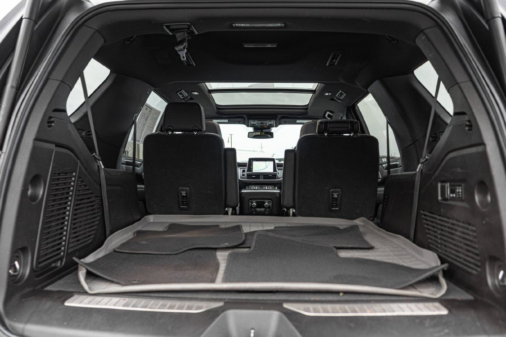 Used 2023 White GMC AT4 image 35