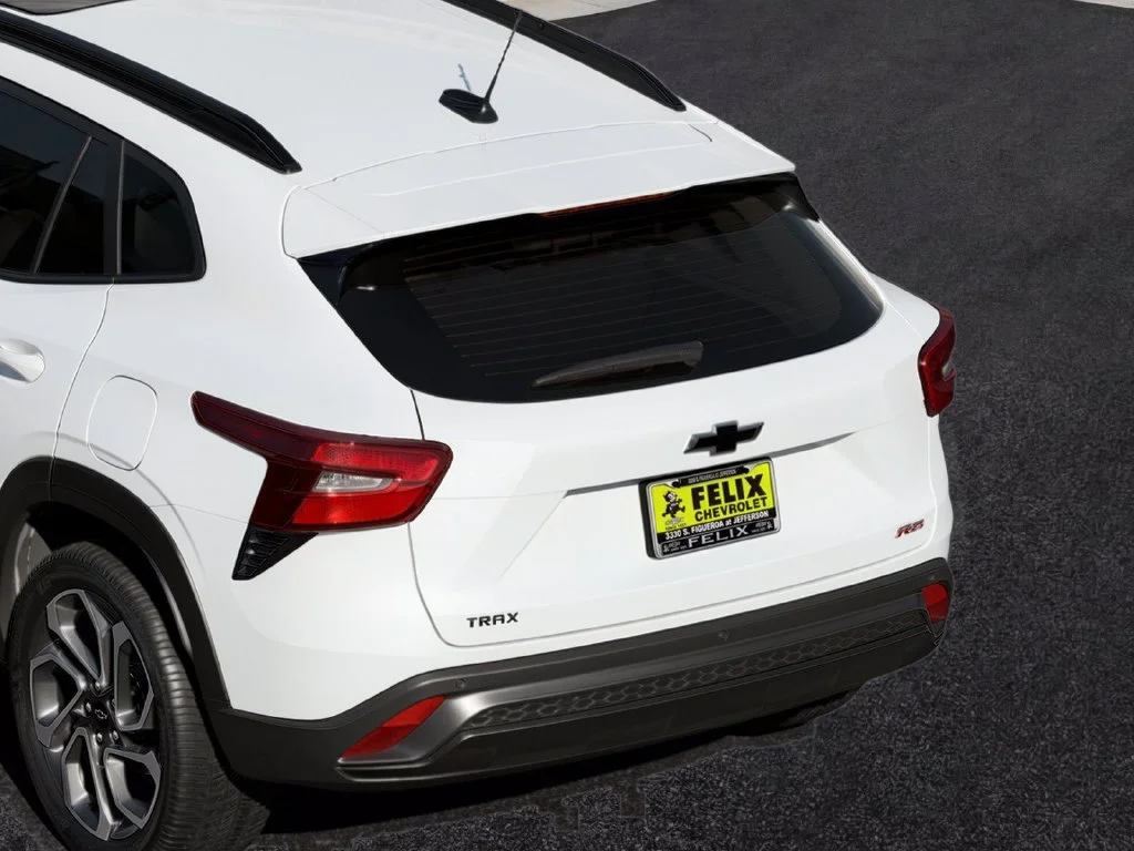 New 2026 Summit White Chevrolet 2RS image 7