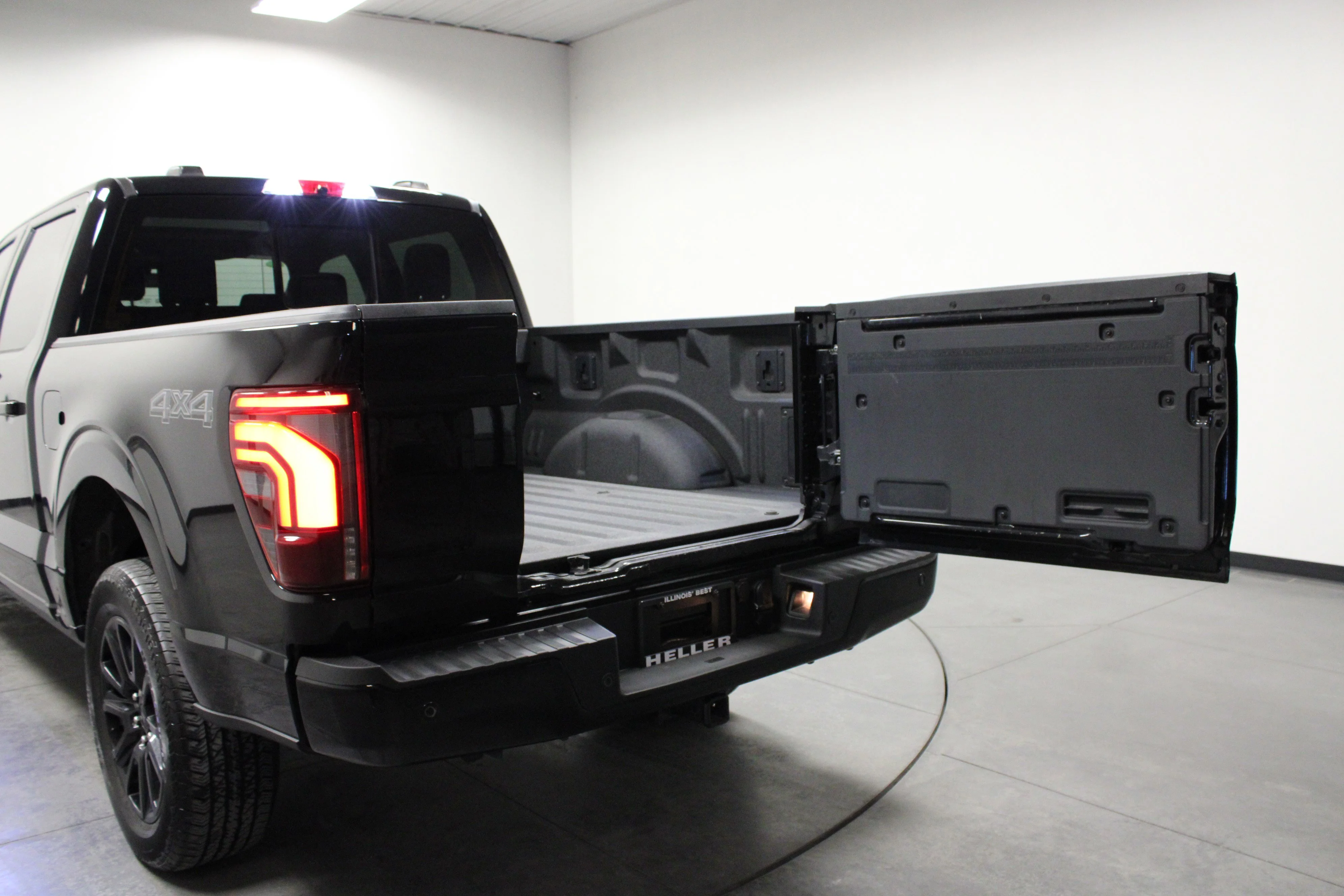 Used 2025 Agate Black Metallic Ford Platinum image 14