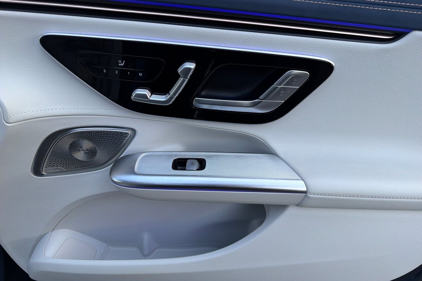 Used 2023 Blue Mercedes-Benz 500 Sedan image 34