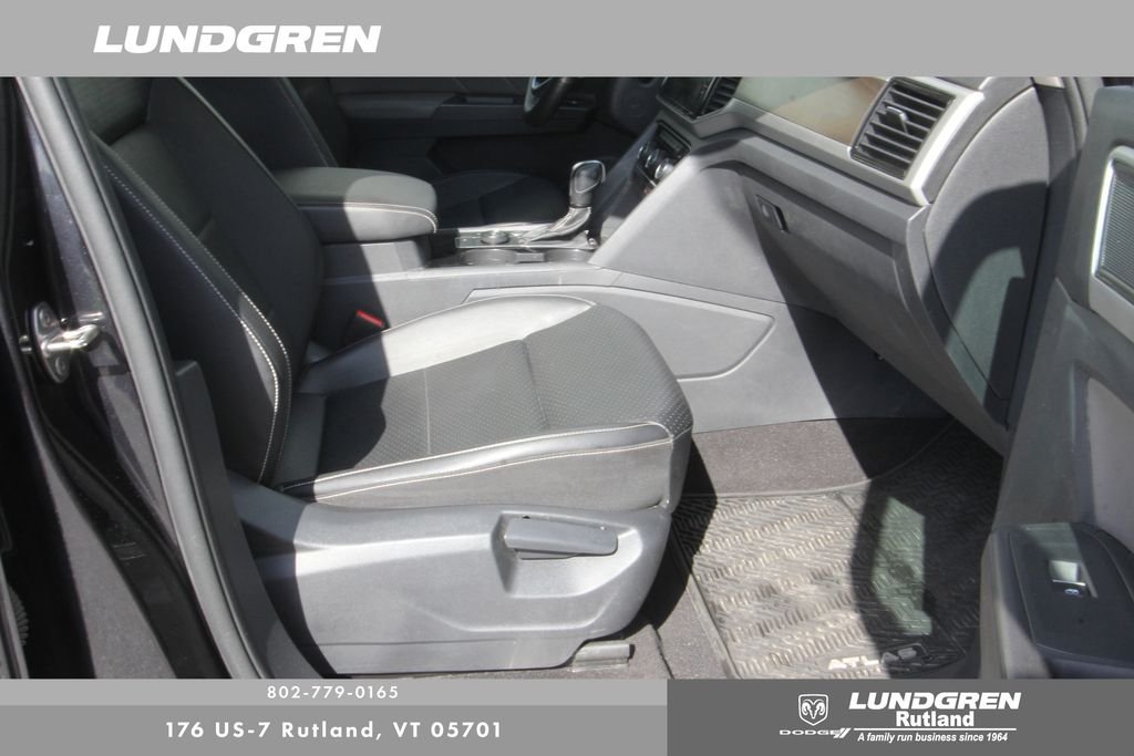 Used 2022 Black Volkswagen 3.6L V6 SE w/Technology image 19