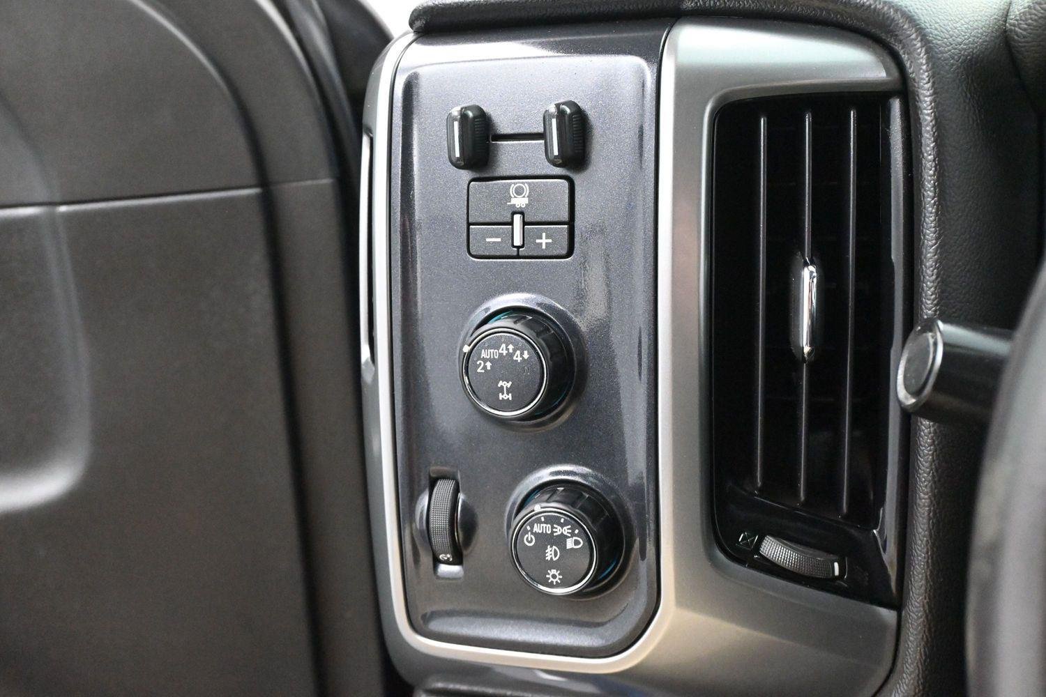 Used 2018 Deep Ocean Blue Metallic Chevrolet LT image 19