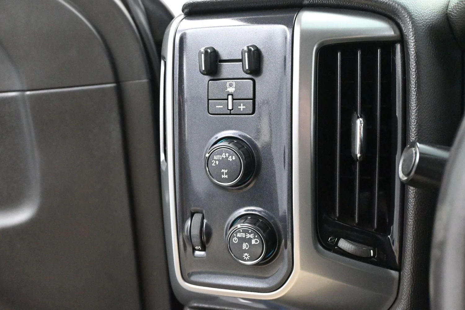 Used 2018 Deep Ocean Blue Metallic Chevrolet LT image 19
