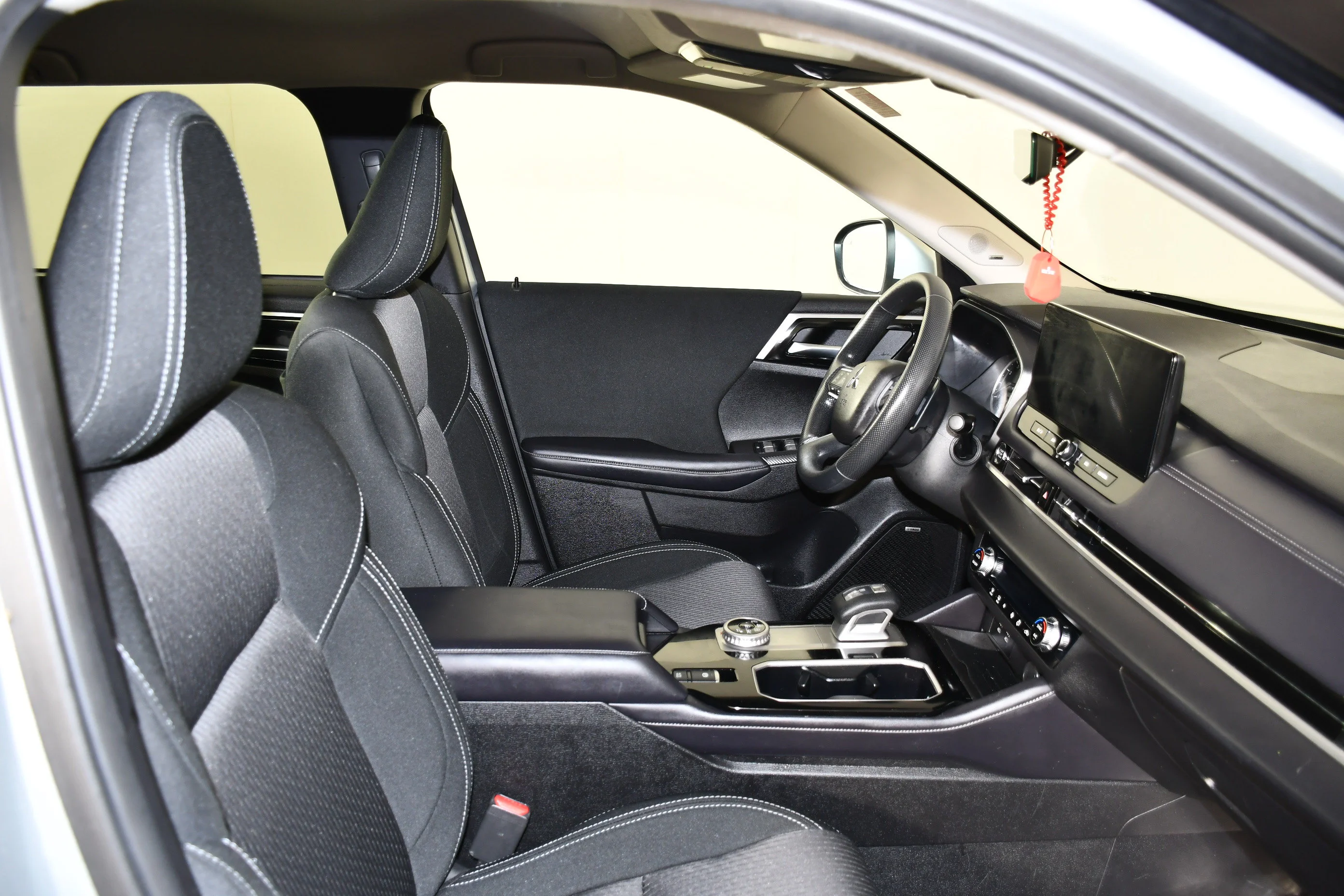 Used 2025 Silver Mitsubishi ES image 31