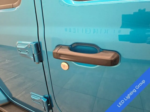 Used 2020 Bikini Pearlcoat Jeep Unlimited Sahara image 9