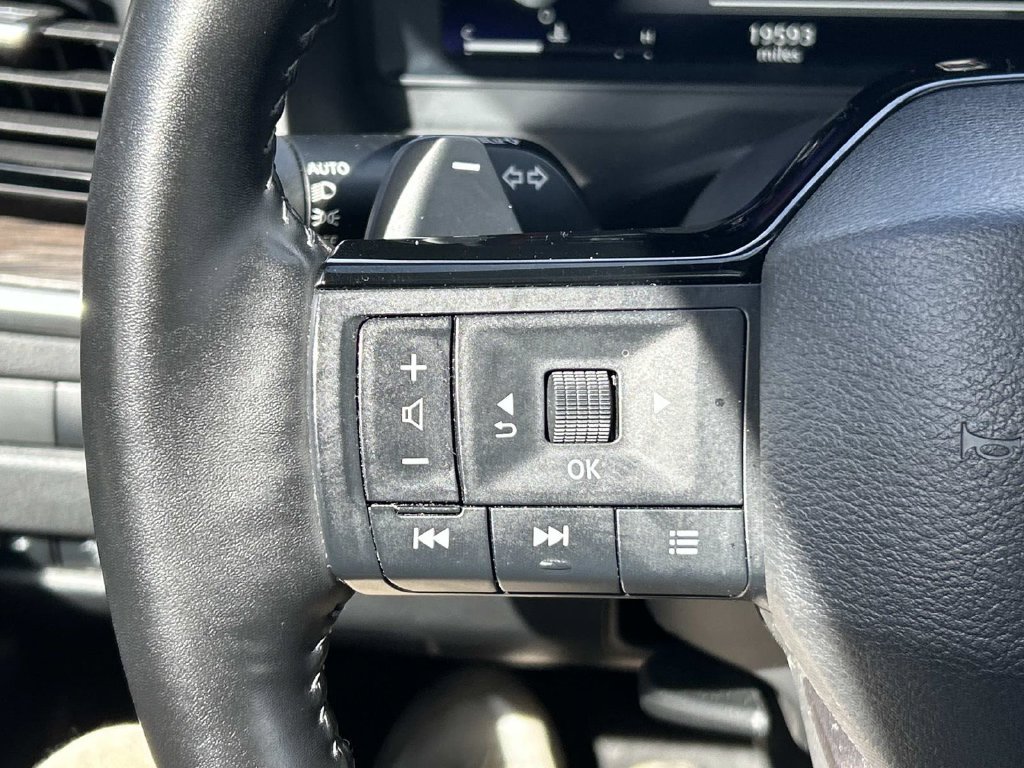 Used 2025 White Nissan Platinum image 21