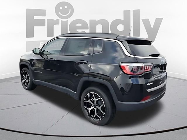 New 2026 Diamond Black Crystal Pearl-Coat Exterior Paint Jeep Limited image 3