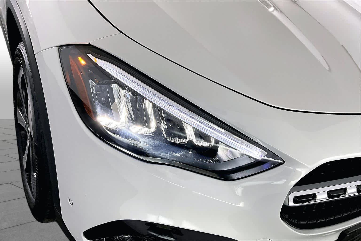 Used 2024 Digital White Metallic Mercedes-Benz GLA 250 image 27